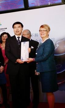 鄭春影董事長與瑞典副首相莫德•奧洛夫松女士互贈禮物