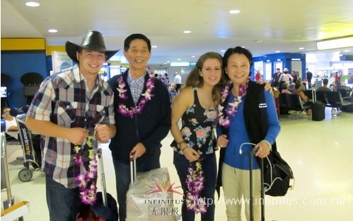 在紐瓦克國際機場,伙伴們受到熱烈的歡迎,讓大家的疲憊一掃而空,臉上綻放幸福的笑容。 在紐瓦克國際機場,伙伴們受到熱烈的歡迎,讓大家的疲憊一掃而空,臉上綻放幸福的笑容。