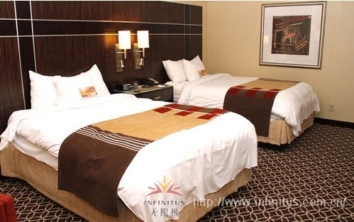 酒店房間的枕頭上放著萬豪酒店總裁喬治•佛提塔簽名的歡迎信 酒店房間的枕頭上放著萬豪酒店總裁喬治•佛提塔簽名的歡迎信