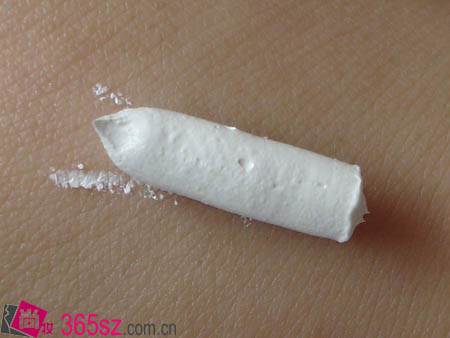 4、玫琳凱盈白面膜霜露質地