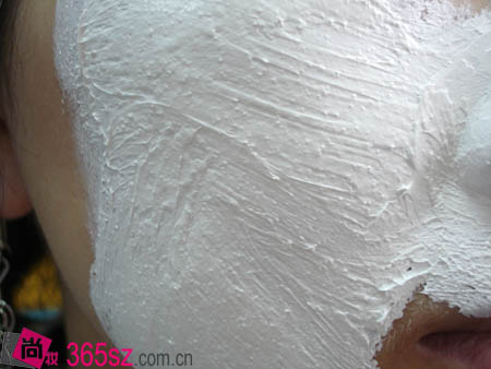 5、玫琳凱盈白面膜霜使用中