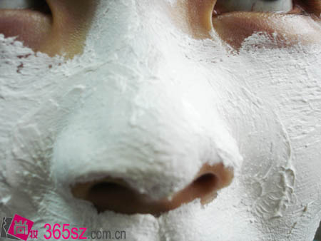 5、玫琳凱盈白面膜霜使用中