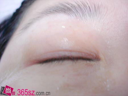 5、玫琳凱舒活眼膜霜使用中